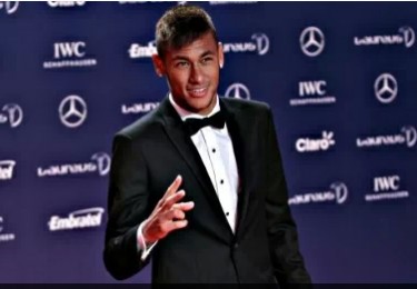 Neymar posa para fotos no tapete vermelho do Prêmio Laureus