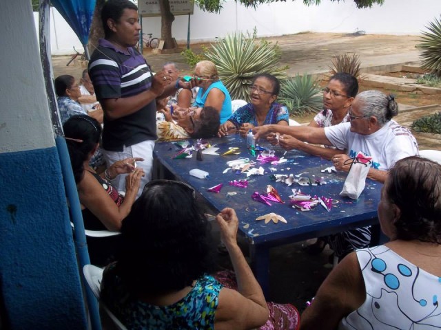 Confecção das Flores de Passos no CRAS I (1)