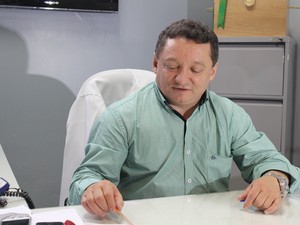 Diretor do HUT falou sobre o estado de saúde de paciente (Foto: Catarina Costa / G1)