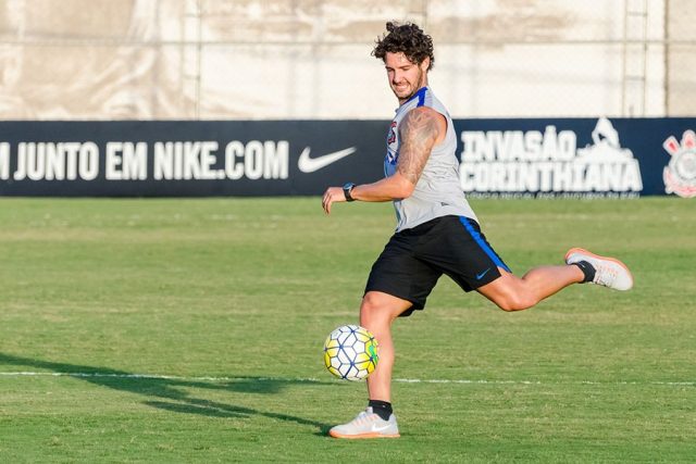 Uendel se anima com Pato: "reforço de peso" 1 Pato pode jogar contra o Figueirense Foto: Gero/Estadão Conteúdo