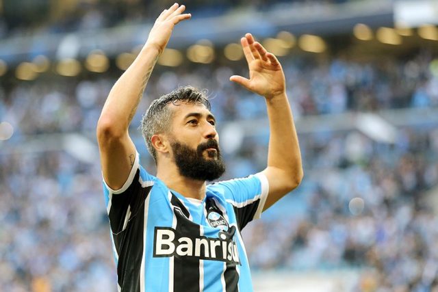 Grêmio vence São Paulo e encosta na liderança 1 Douglas decidiu o jogo em Porto Alegre Foto: Pedro H. Tesch/Eleven/Estadão Conteúdo