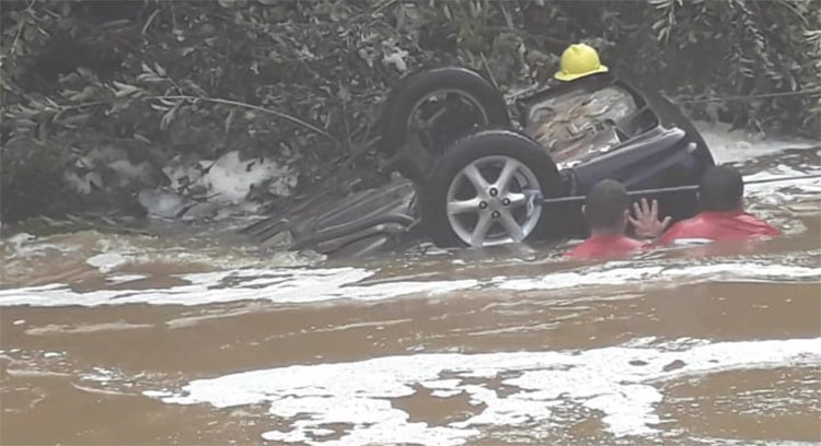 Carro cai em rio e deixa duas vítimas fatais e duas com ferimentos leves no Norte do Piauí 1 aci