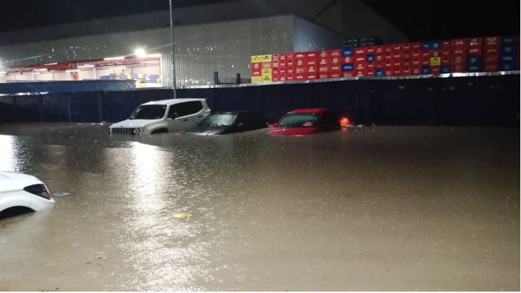Alagamento e trânsito lento são consequências de chuva de 4 horas em Teresina 2 chuva1
