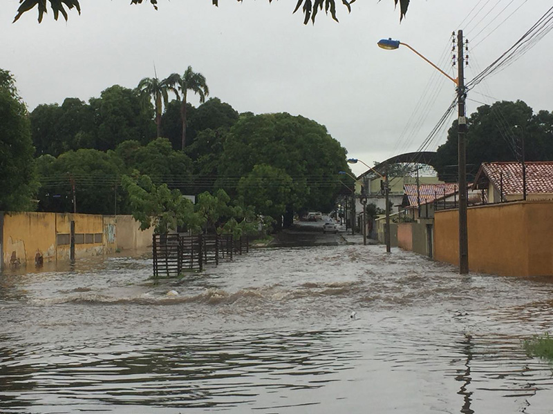 Alagamento e trânsito lento são consequências de chuva de 4 horas em Teresina 1 chuva2