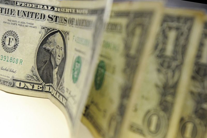 Saída de dólares do país supera entrada em US$ 4,2 bilhões em março 1 dolar