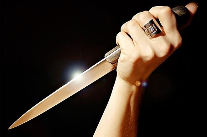 Mulher esfaqueia homem que tenta assaltar sua casa em Dom Expedito Lopes (PI) 1 faca 1