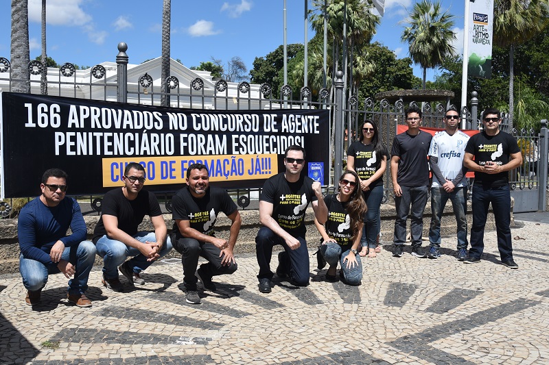 Aprovados em concurso para agente penitenciário acampam no Karnak 1 agentes