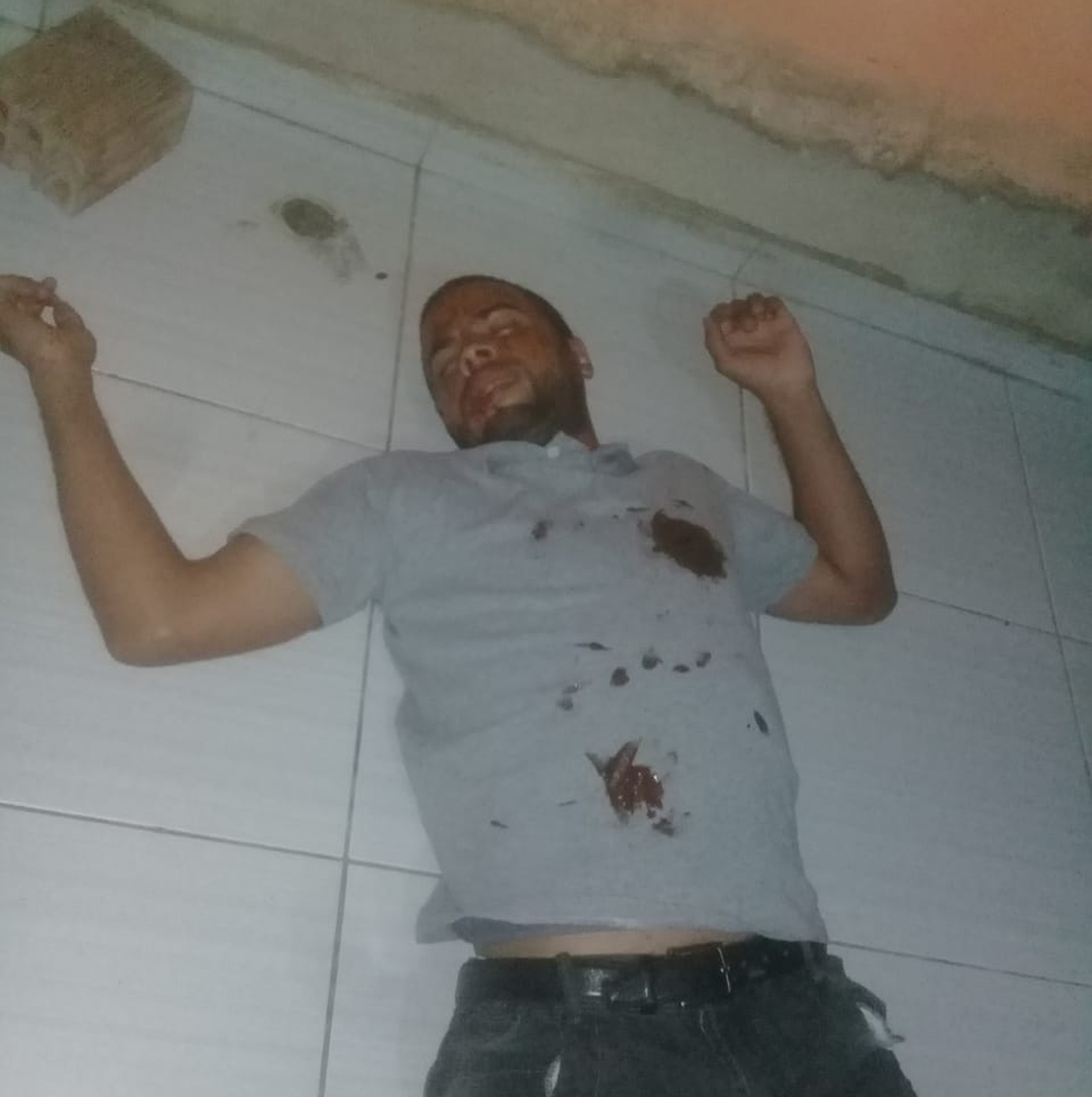 Homem forja morte usando foto com falso sangue para despistar polícia 1 finge