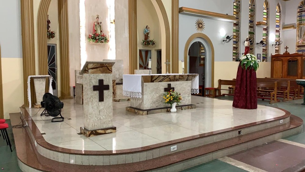 Homem invade missa, agride fiel e quebra objetos sacros no Ceará 1 louco