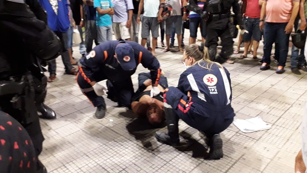 Homem invade missa, agride fiel e quebra objetos sacros no Ceará 2 louco1