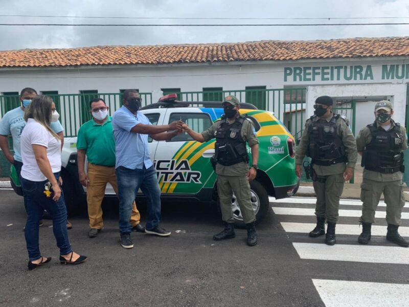 Prefeito de Cajazeiras Alberto Silvestre recebe nova viatura para Policia Militar