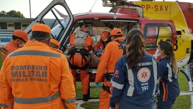 Homem com vergalhão de ferro transpassado na cabeça foi socorrido pelos bombeiros Imagem: Samu/Divulgação