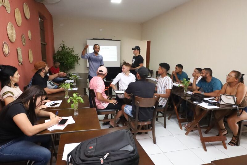 Treinamento para garçons é realizado em Oeiras por FL Palestras e Treinamentos 