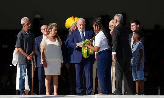 Lula recebe faixas de criança, indígena, mulher negra e pessoa com deficiência em Brasília (Foto: Pedro Ladeira/Folhapress)