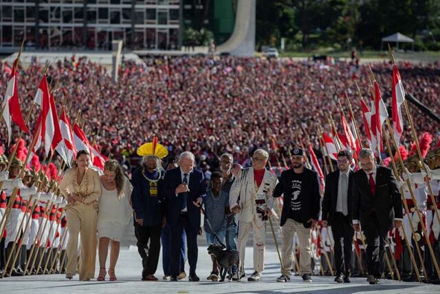 Lula recebe faixas de criança, indígena, mulher negra e pessoa com deficiência em Brasília (Foto: Eduardo Anizelli/Folhapress)