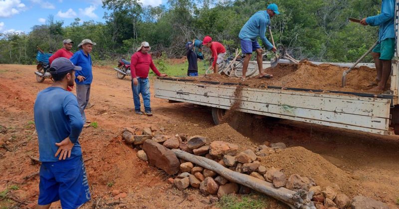 Oeiras: moradores fazem mutirão para recuperar estrada vicinal que dá acesso aos povoados Belo Monte e Cocos