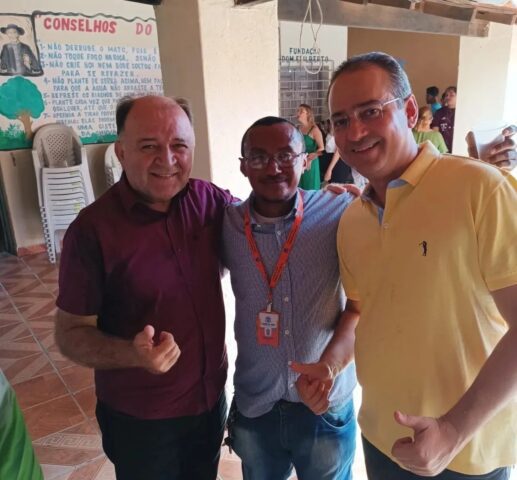 Vereado Beron Morais à esquerda na foto de camisa vinho.