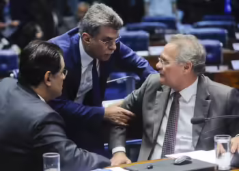Os senadores Eduardo Braga (PMDB-AM), Romero Jucá (PMDB-RR) e Renan Calheiros (PMDB-AL) durante sessão no dia 14 de março de 2017 — Foto: Marcos Oliveira/Agência Senado