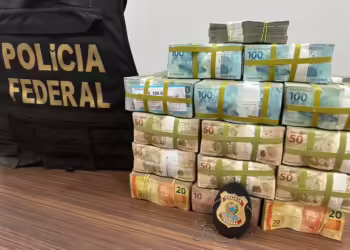 PF apreende R$ 1,5 milhão em dinheiro e material de campanha eleitoral em shopping de Teresina; homem foi preso — Foto: Divulgação/PFPI