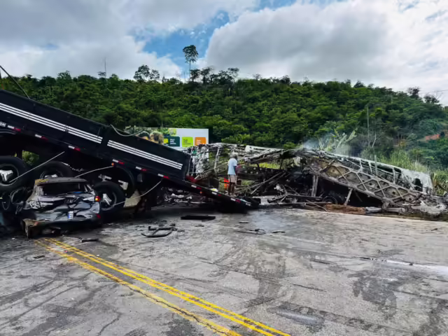 Acidente na BR-116 em MG deixa 22 mortos (Foto: Corpo de Bombeiros)