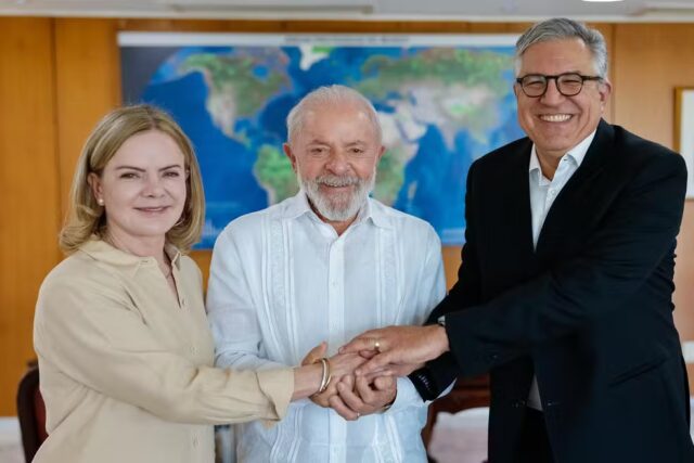 Lula empossa Gleisi Hoffmann e Alexandre Padilha em novos ministérios