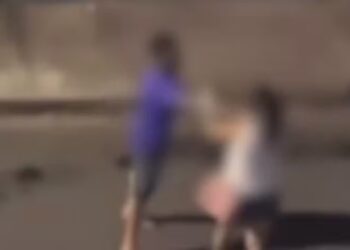 Homem é preso em flagrante suspeito de agredir companheira no meio da rua em Floriano — Foto: Reprodução/TV Clube