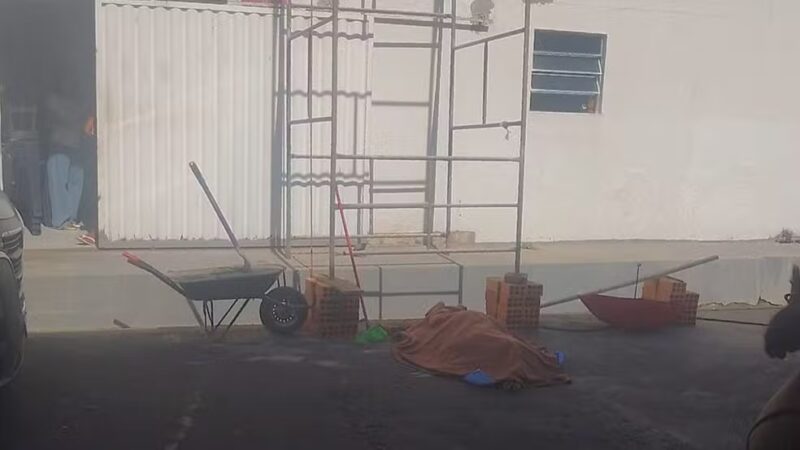 Homem morre por choque elétrico após tocar equipamento em rede de energia durante obra em Teresina — Foto: Reprodução
