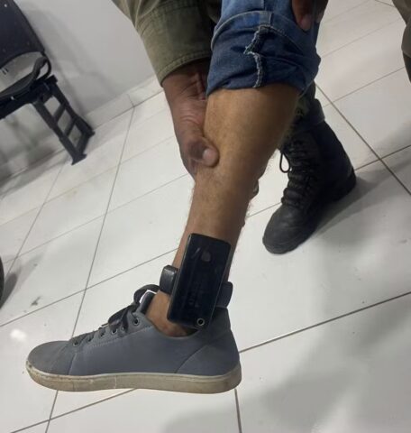Suspeito de descumprir medida protetiva é preso ao tentar se esconder em matagal no Piauí — Foto: PM-PI