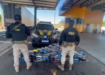 PRF encontra quase 140 kg de cocaína escondida em compartimento oculto de ônibus no Piauí — Foto: PRF-PI