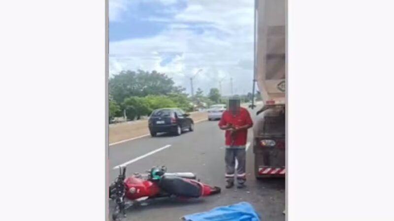 Motociclista morre após bater em traseira de caminhão na BR-316, na Zona Sul de Teresina — Foto: Reprodução