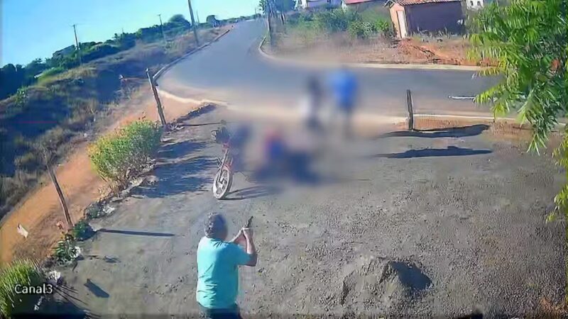 Suspeito de atirar em pai e filho no PI é vizinho das vítimas; câmera registrou crime — Foto: Reprodução