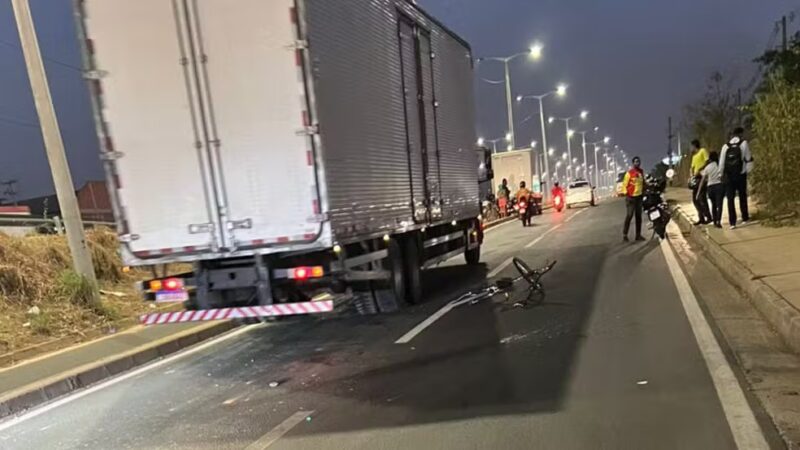 Ciclista de 18 anos morre após ser atingida por caminhão na BR-316, em Teresina — Foto: Reprodução