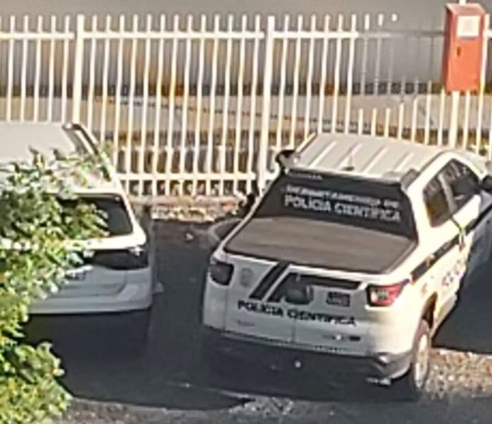 Viaturas do IML na frente da escola onde criança morreu, na Zona Leste de Teresina — Foto: Reprodução
