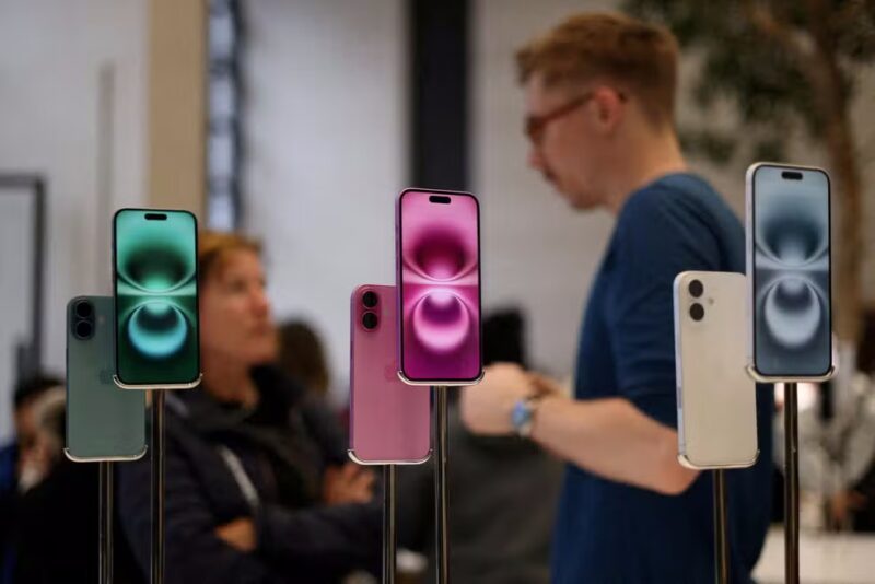 Apple deve lançar iPhone 17 mais fino e caro em evento nesta terça
