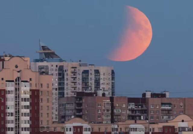 Eclipse total colore Lua de vermelho em fenômeno raro