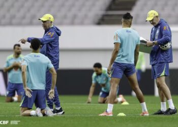 Ancelotti comanda treinamento da seleção brasileira no World Cup Stadium — Foto: Rafael Ribeiro/CBF
