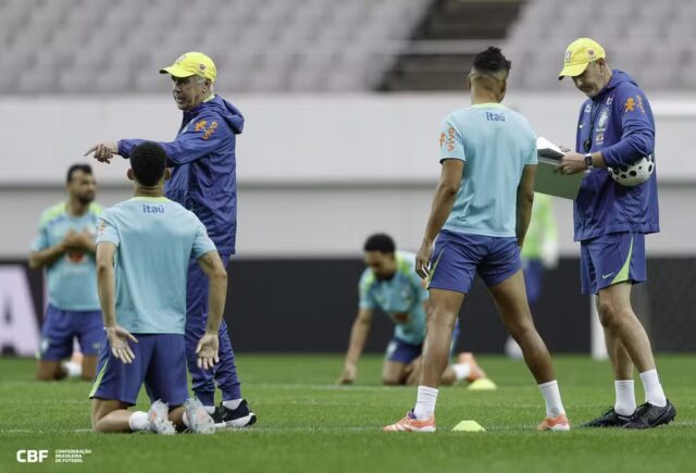 Ancelotti comanda treinamento da seleção brasileira no World Cup Stadium — Foto: Rafael Ribeiro/CBF