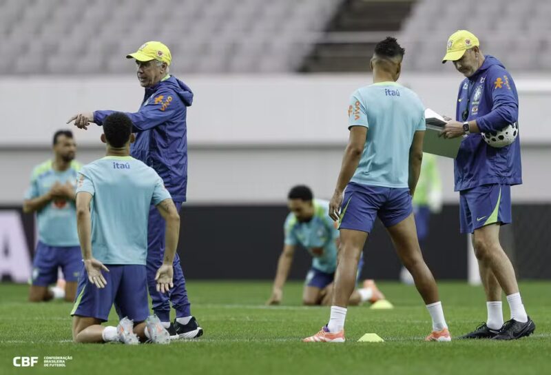 Ancelotti comanda treinamento da seleção brasileira no World Cup Stadium — Foto: Rafael Ribeiro/CBF
