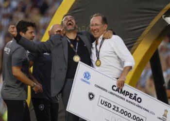 Artur Jorge comemora título do Botafogo na Libertadores ao lado de John Textor — Foto: Antonio Lacerda/EFE