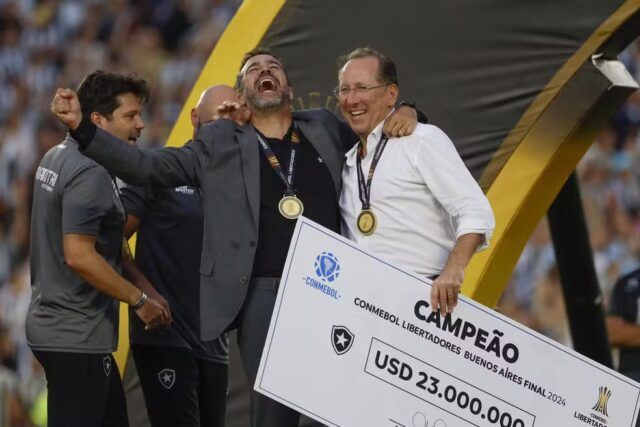 Artur Jorge comemora título do Botafogo na Libertadores ao lado de John Textor — Foto: Antonio Lacerda/EFE