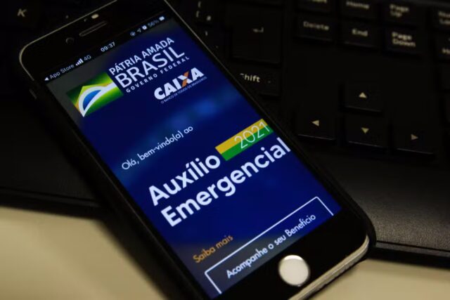 Aplicativo para ter acesso ao auxílio emergencial, vigente entre 2020 e 2021, durante a pandemia de Covid-19 — Foto: Marcello Casal jr/Agência Brasil