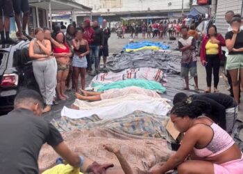 Corpos são levados para praça na Penha, na Zona Norte do Rio de Janeiro — Foto: Raull Santiago/Arquivo pessoal