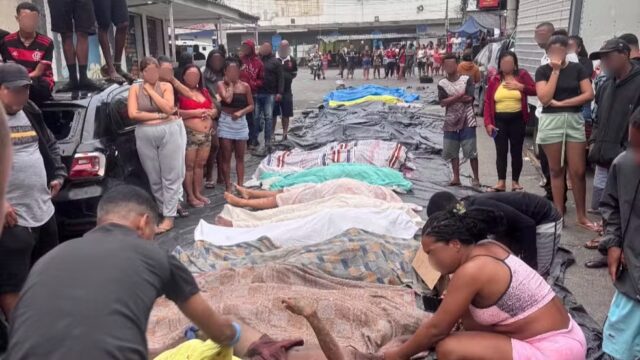 Corpos são levados para praça na Penha, na Zona Norte do Rio de Janeiro — Foto: Raull Santiago/Arquivo pessoal