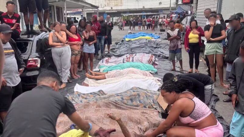 Corpos são levados para praça na Penha, na Zona Norte do Rio de Janeiro — Foto: Raull Santiago/Arquivo pessoal