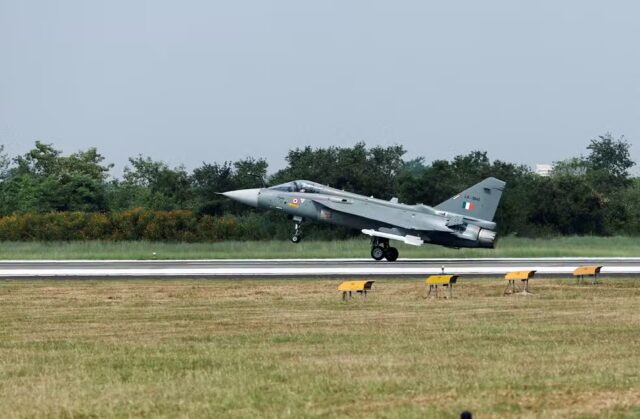Imagem de outubro de 2025 mostra caça indiano HAL Tejas, que caiu durante uma demonstração aérea em Dubai em 21 de novembro de 2025. — Foto: Francis Mascarenhas/ Reuters