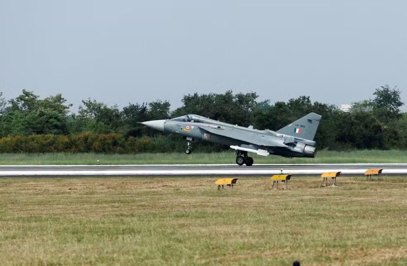 Imagem de outubro de 2025 mostra caça indiano HAL Tejas, que caiu durante uma demonstração aérea em Dubai em 21 de novembro de 2025. — Foto: Francis Mascarenhas/ Reuters