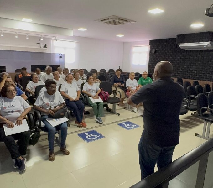 O presidente da Câmara, vereador Amilton de Zé Moura, e a secretária de Assistência Social, Juciara Teixeira, participam da abertura do curso de informática para idosos na Escola do Legislativo de Oeiras.