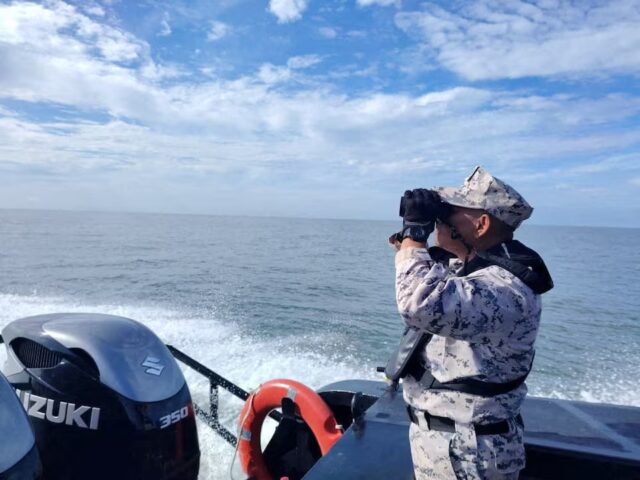 Barco com migrantes afunda na fronteira entre Malásia e Tailândia, deixando dezenas de mortos e centenas de desaparecidos. (Imagem reprodução REUTERS)