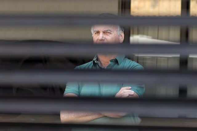 Bolsonaro é fotografado na frente da sua casa na quinta-feira (11). — Foto: Sérgio Lima/AFP