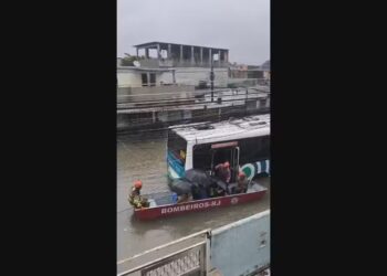 Passageiros de ônibus ilhado em temporal no Rio precisam ser resgatados em bote — Foto: Reprodução/ TV Globo